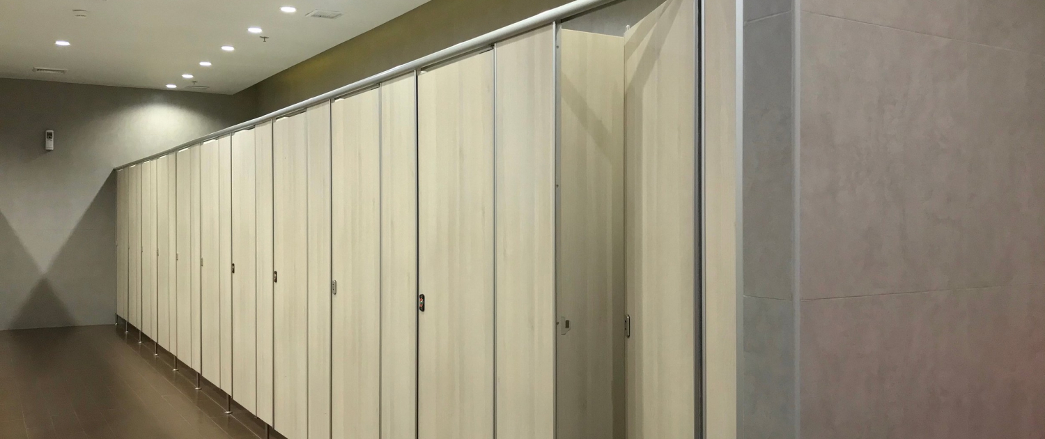 Row,Of,Public,Toilet,Decoration,With,White,Partition,,Clean,Bathroom